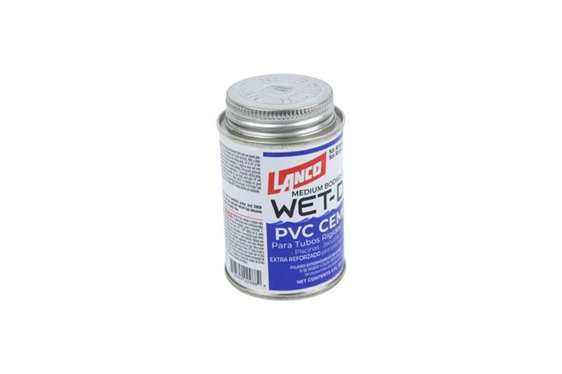 Pegamento cemento PVC Wet Dry azul Lanco de 4 onzas, envase metálico cilíndrico con etiqueta informativa blanca y azul
