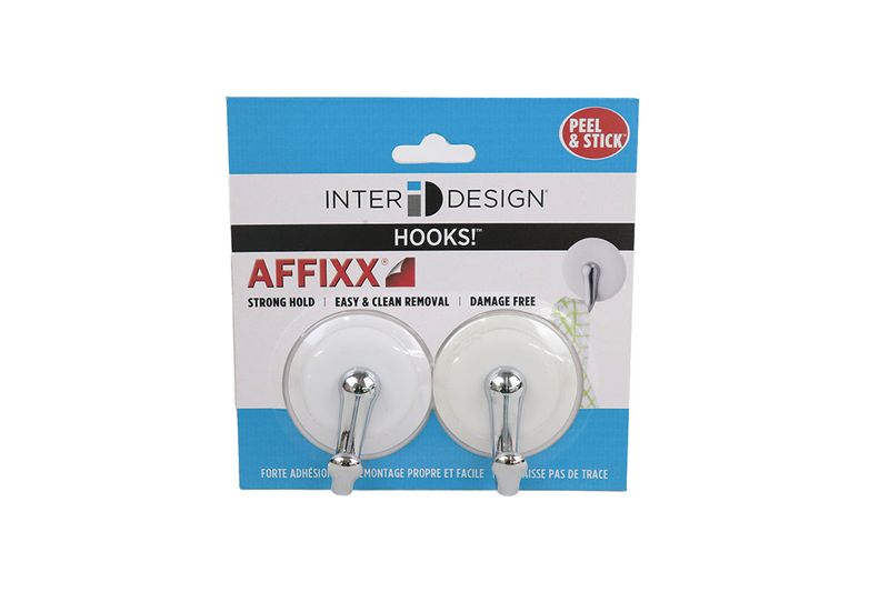 Set colgador pared adhesivo 2 piezas Affix Interdesign blanco, en empaque azul con dos ganchos plateados y base blanca