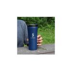 Vaso térmico metálico 16 onzas azul Aquapelli Chef Craft, sostenido por una mano sobre una superficie de madera al aire libre