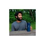 Vaso térmico metálico 16 onzas azul Aquapelli Chef Craft, sostenido por un hombre en un entorno natural al aire libre