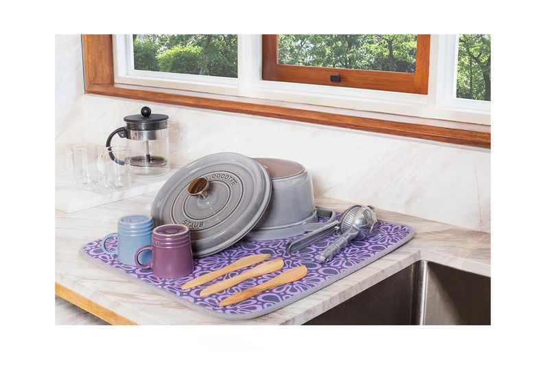 Alfombra de microfibra para escurrir platos lavanda/gris Sttelli, en uso junto al fregadero con ollas y utensilios encima