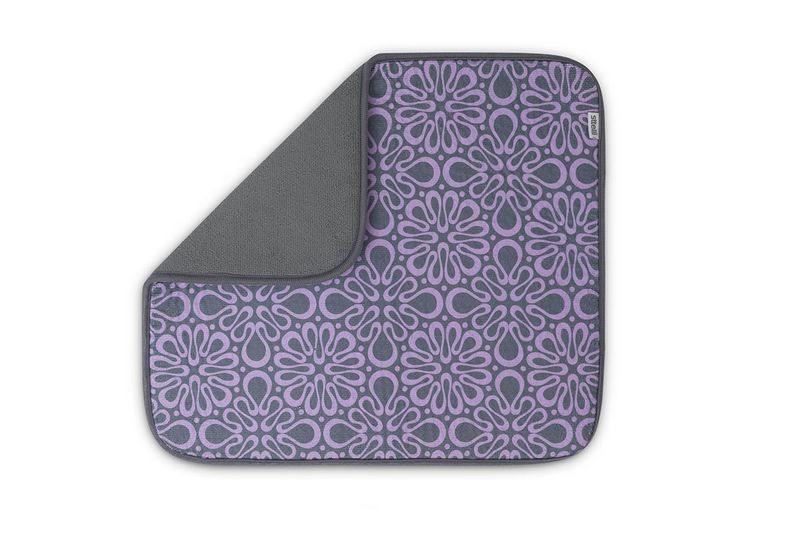Alfombra de microfibra para escurrir platos lavanda/gris Sttelli, vista superior doblada mostrando el reverso gris