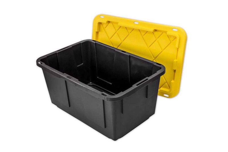 Caja organizadora negro/amarillo 27 gal GreenMade, vista abierta con el contenedor negro y la tapa amarilla detrás