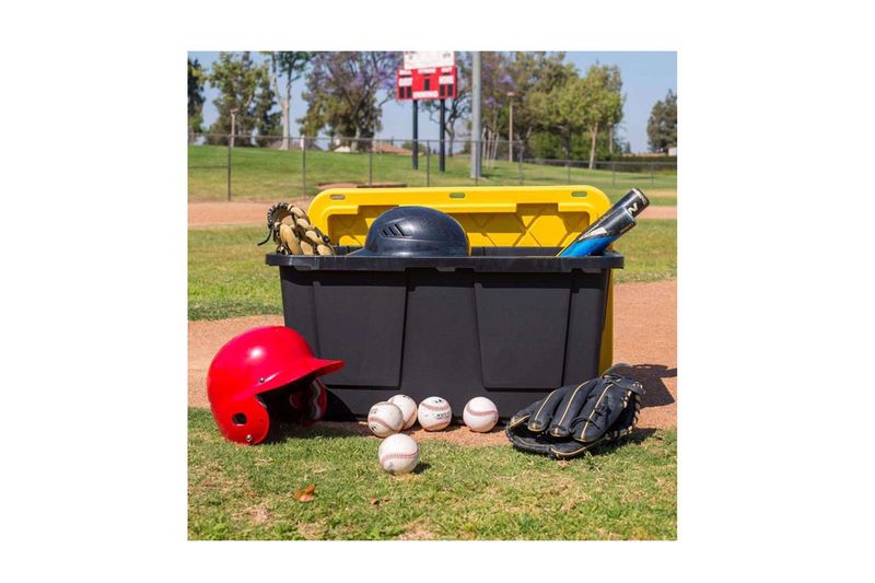 Caja organizadora negro/amarillo 27 gal GreenMade, abierta con equipo de béisbol, pelotas y casco rojo al frente