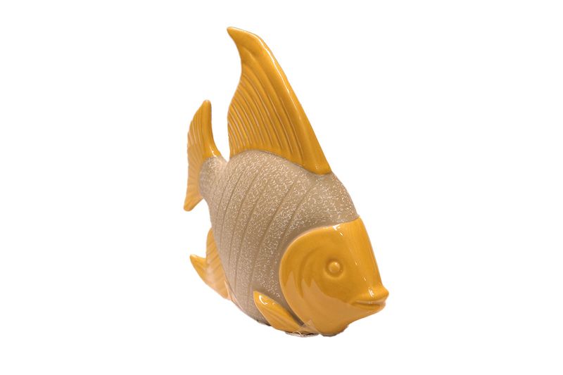 Figura decorativa forma pez 17.5x13 cm cerámica mostaza Concepts, vista en ángulo desde arriba resaltando la aleta dorsal
