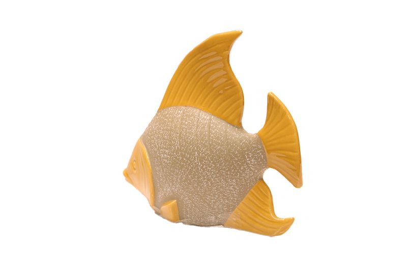 Figura decorativa forma pez 17.5x13 cm cerámica mostaza Concepts, vista lateral detallando textura y aletas amarillas