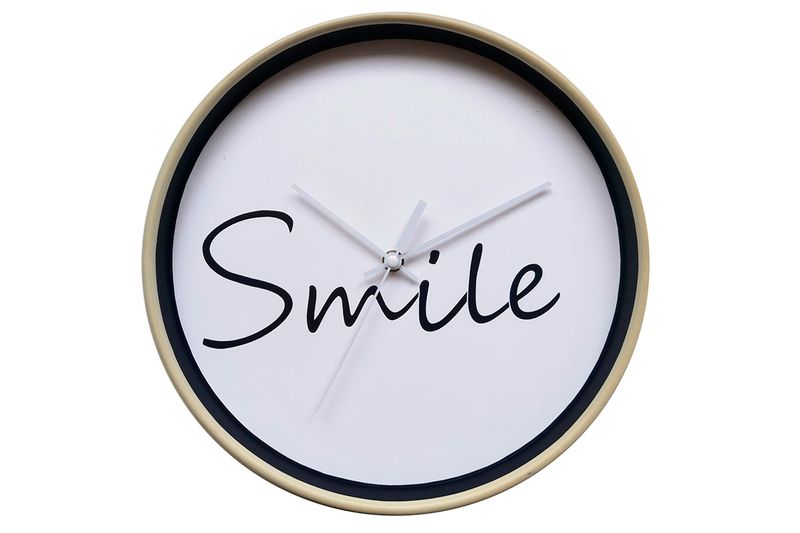 Reloj de pared a batería 30 cm Smile Concepts, vista frontal con fondo blanco y palabra Smile en cursiva negra