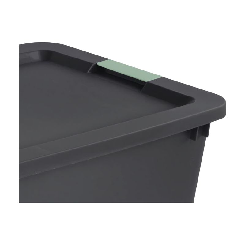 Caja organizadora 45 galones con tapa gris oscuro Sterilite, detalle cercano de la tapa con cierre de color verde