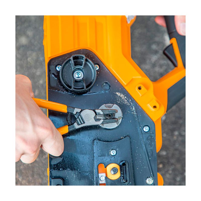 Set alicates 5 pulgadas 4 piezas Ingco, primer plano de un alicate siendo utilizado sobre una herramienta eléctrica naranja