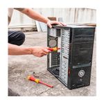 Set destornilladores de copa aislados Ingco de 7 piezas y 1000 V, siendo usado para reparar el interior de una computadora