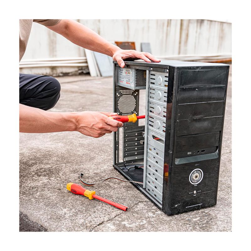 Set destornilladores de copa aislados Ingco de 7 piezas y 1000 V, siendo usado para reparar el interior de una computadora