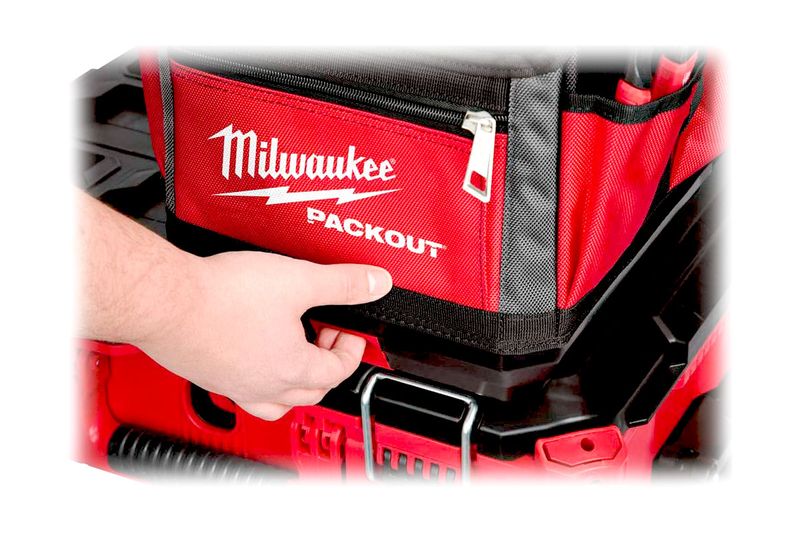 Bolso portaherramientas 15 pulgadas Milwaukee, primer plano del bolsillo frontal rojo con logo Packout y cierre metálico