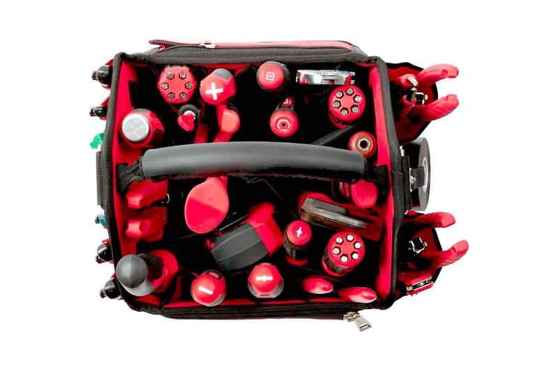 Bolso portaherramientas 15 pulgadas Milwaukee, vista superior abierta mostrando compartimentos llenos de herramientas rojas