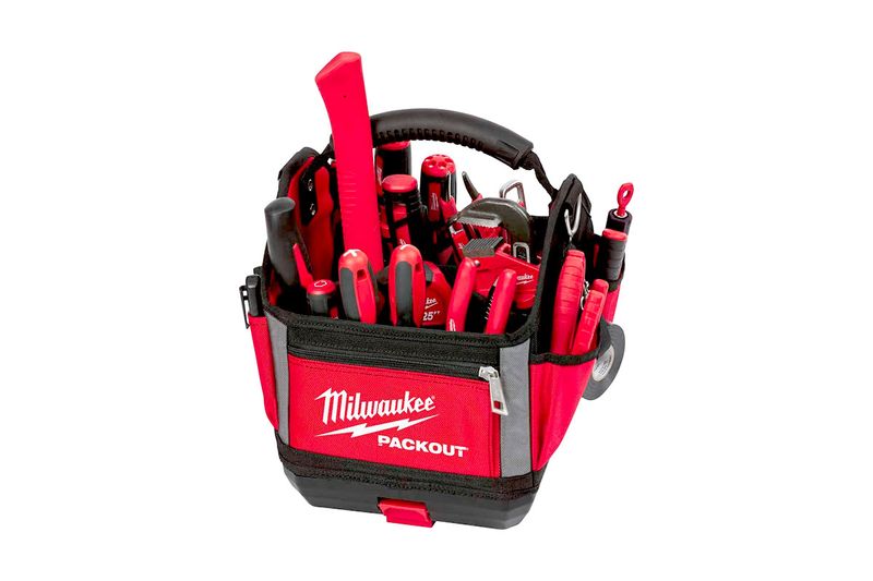 Bolso portaherramientas Milwaukee de 15 pulgadas, vista frontal lleno de herramientas manuales rojas y negras