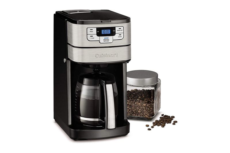 Cafetera moledora automática de 12 tazas negro Cuisinart, junto a un frasco de vidrio con granos de café