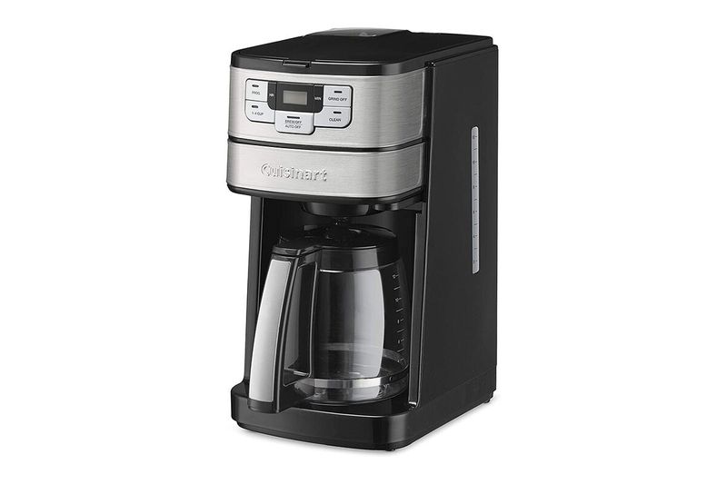 Cafetera moledora automática de 12 tazas negro Cuisinart, vista frontal con jarra de vidrio y panel de control plateado