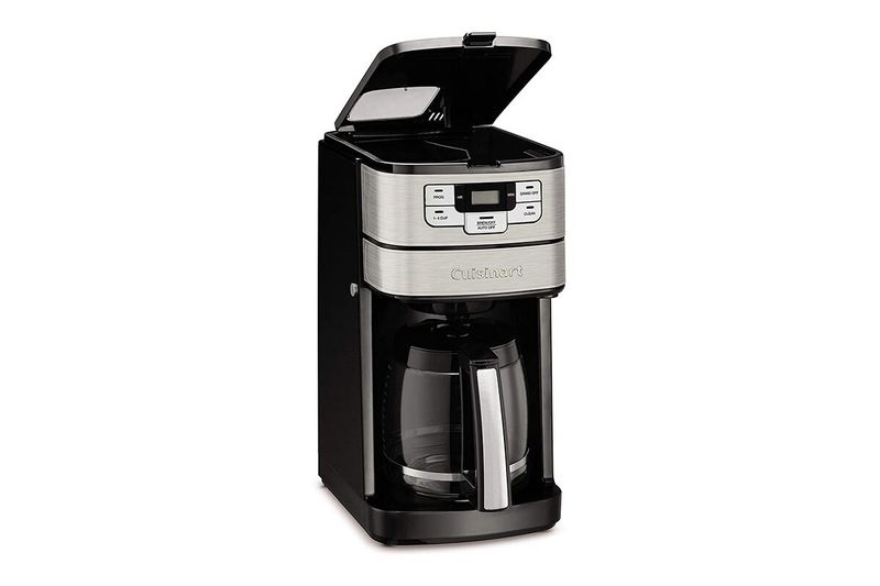 Cafetera moledora automática de 12 tazas negro Cuisinart, vista frontal con tapa abierta y jarra de vidrio posicionada