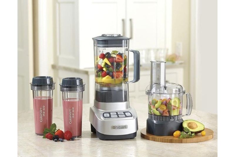 Juego licuadora y procesador Velocity Ultra 1 HP 7 piezas Cuisinart, con jarra, procesador y dos vasos llenos de frutas