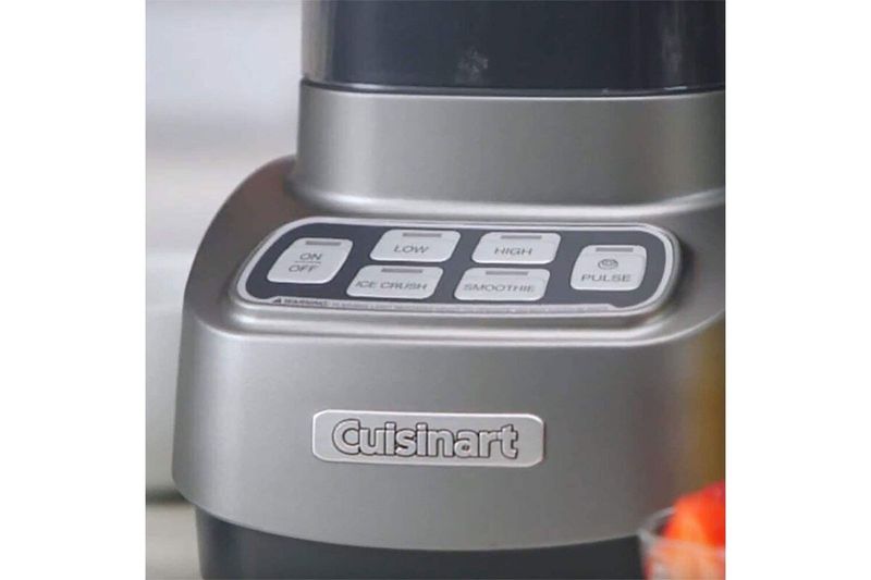 Juego licuadora procesador Velocity Ultra 1 HP 7 piezas Cuisinart, primer plano del panel de control con botones plateados