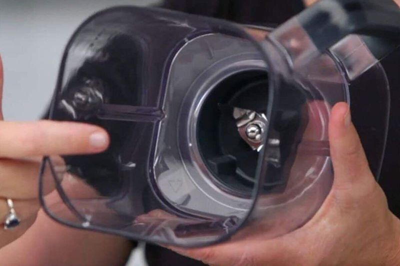 Juego licuadora/procesador Velocity Ultra 1 HP 7 piezas Cuisinart, primer plano del interior del vaso y sus cuchillas