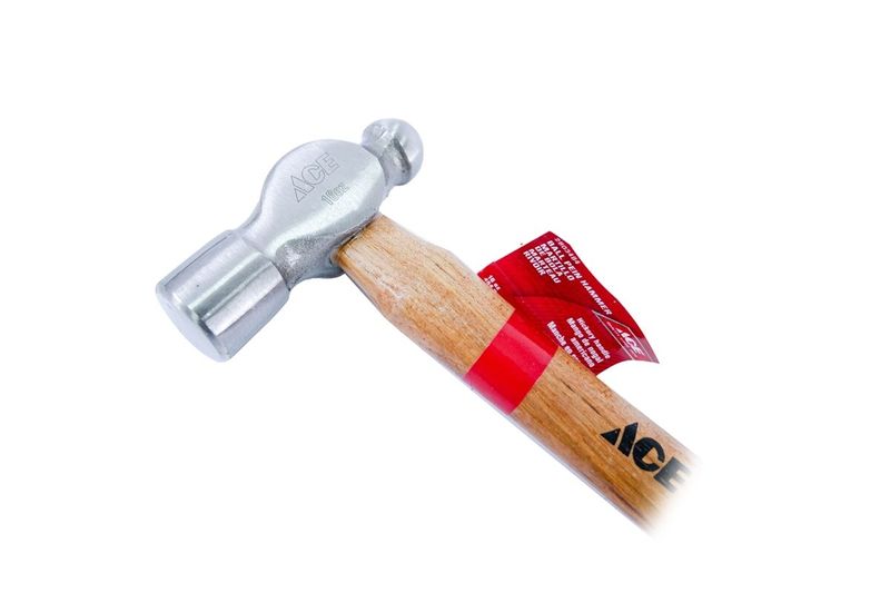Martillo de bola mango madera 16 onzas Ace, detalle de la cabeza de acero y etiqueta roja en el mango