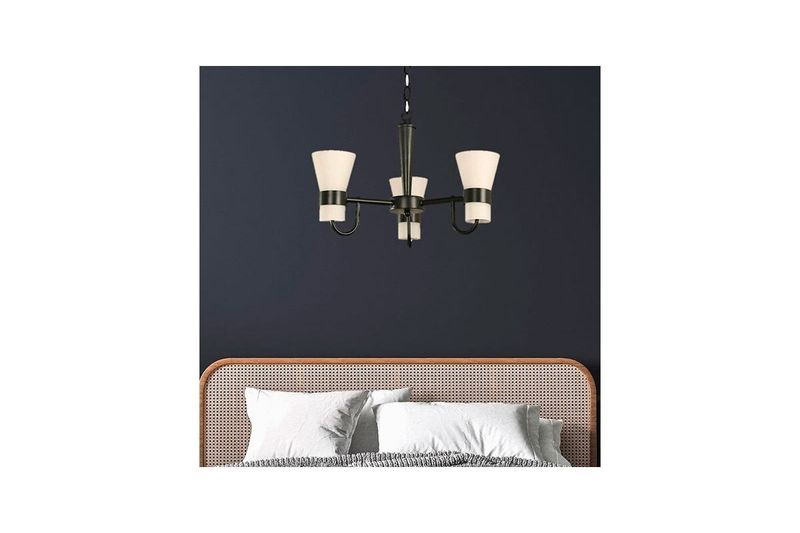 Lámpara colgante negro 3L E27 60W Sinsa, instalada en el techo sobre una cama con pared azul oscura