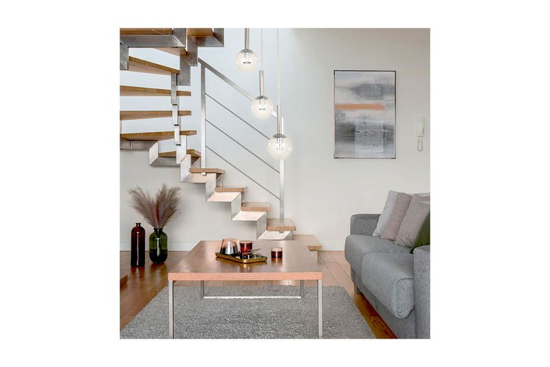 Lámpara colgante cromo 3L E27 40W Sinsa, tres lámparas instaladas en una sala junto a una escalera moderna