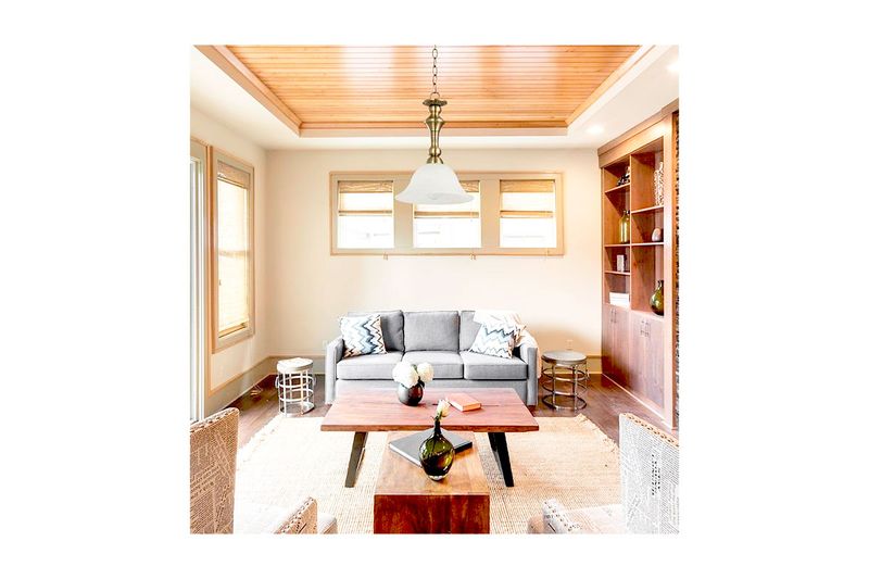 Lámpara colgante bronce antiguo 1L E27 60W Sinsa, instalada en el techo de una sala con sofá y mesa de madera