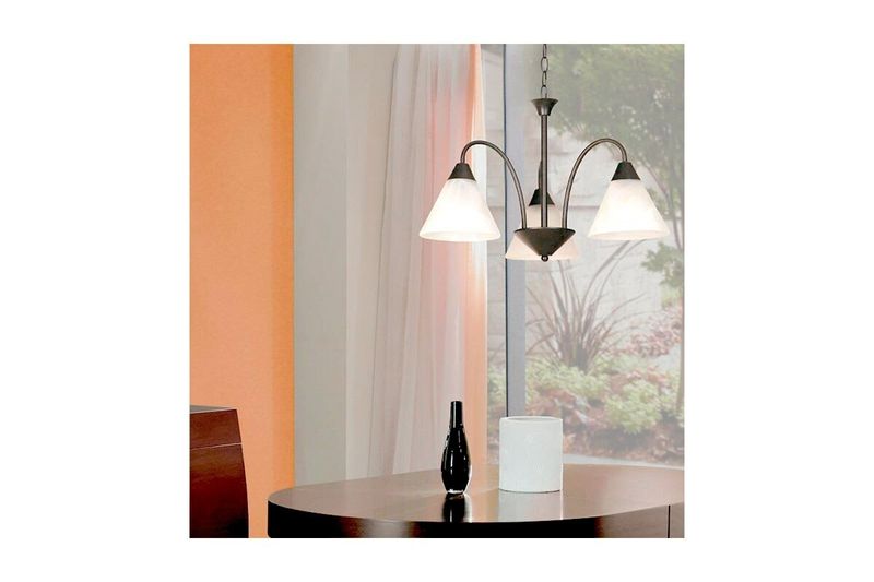 Lámpara de techo óxido 3L E27 60W Sinsa, instalada sobre una mesa con pantallas blancas encendidas