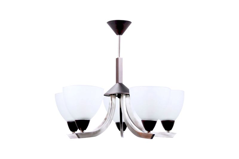 Lámpara colgante níquel satinado 5L E27 60W Sinsa, vista frontal con pantallas blancas y estructura metálica curva