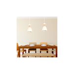 Lámpara colgante blanco 1 luz E27 40 W Ikelite, dos unidades instaladas sobre un comedor de madera con sillas y banca
