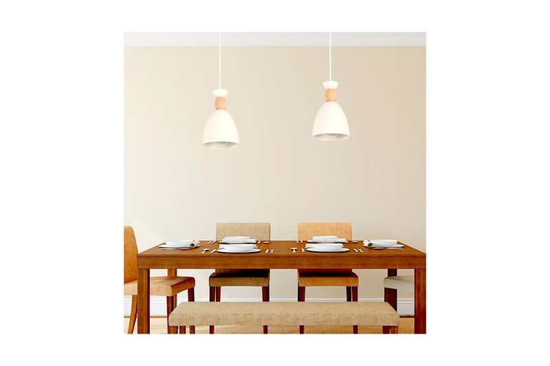 Lámpara colgante blanco 1 luz E27 40 W Ikelite, dos unidades instaladas sobre un comedor de madera con sillas y banca