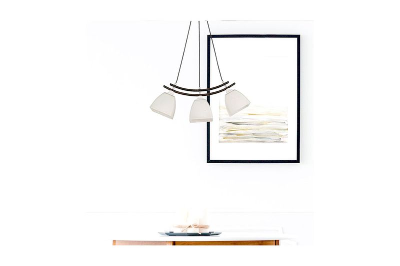 Lámpara colgante bronce cepillado 3L E27 60W Ikelite, instalada con pantallas blancas frente a un cuadro decorativo