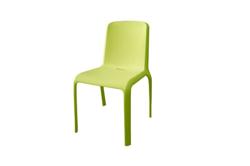 Silla plástica apilable verde lima Savroso Almi, vista tres cuartos frontal sobre fondo blanco