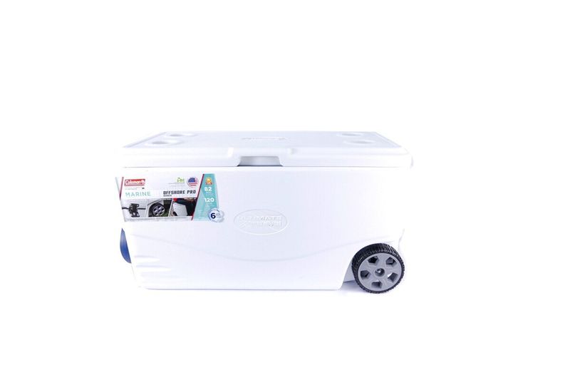 Hielera 82 qt Offshore Pro Series con ruedas blanco Coleman, vista lateral detallando ruedas negras y etiquetas frontales