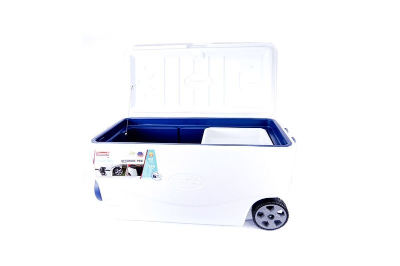 Hielera 82 qt Offshore Pro Series con ruedas blanco Coleman, abierta mostrando el interior azul y divisiones blancas