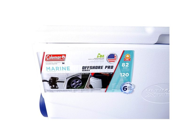 Hielera 82 qt Offshore Pro Series con ruedas blanco Coleman, detalle del empaque frontal con especificaciones técnicas