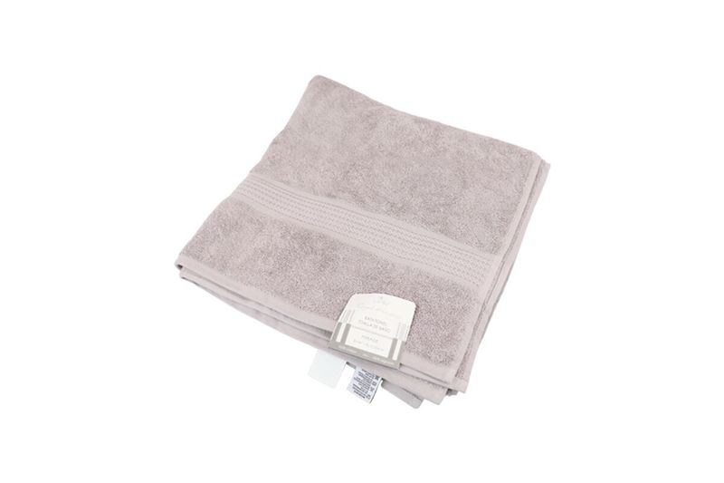 Toalla jumbo Mirage 30 x 60 pulgadas gris Heritage, doblada con etiqueta blanca y detalle de franjas horizontales