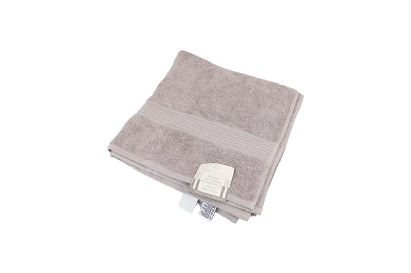 Toalla jumbo Mirage 30x60 pulgadas gris Heritage, doblada con etiqueta blanca y detalle de franjas en el tejido
