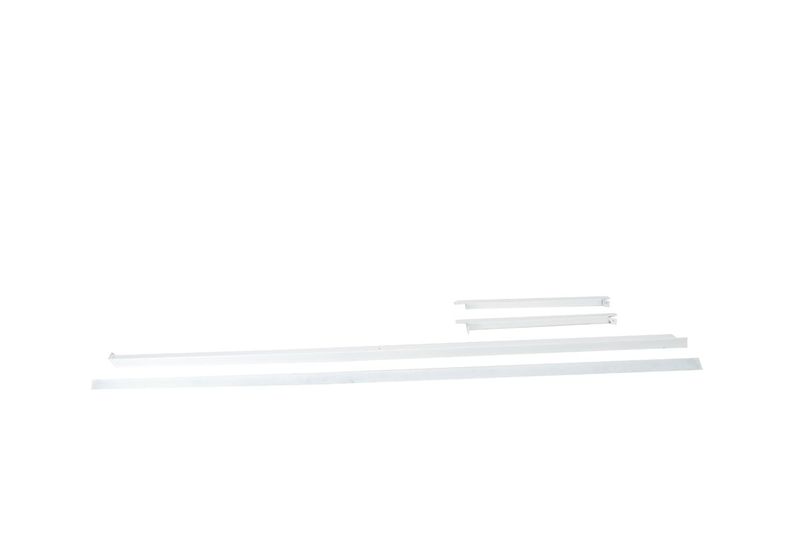 Marco para luminaria troffer 1x4 Ilukon, piezas de aluminio blanco separadas sobre fondo blanco