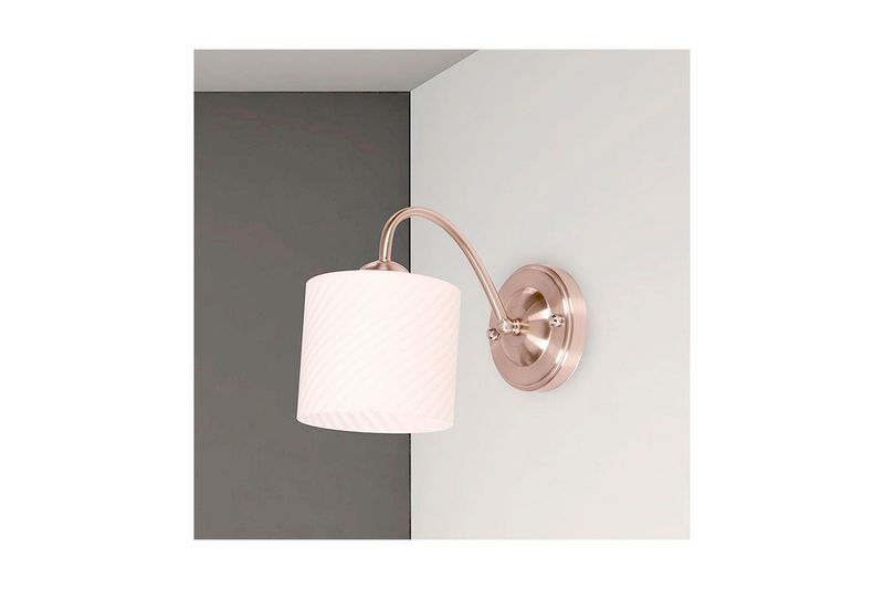 Lámpara pared Elegance níquel satinado 1 luz E27 60W Ikelite, instalada en pared con pantalla blanca plisada
