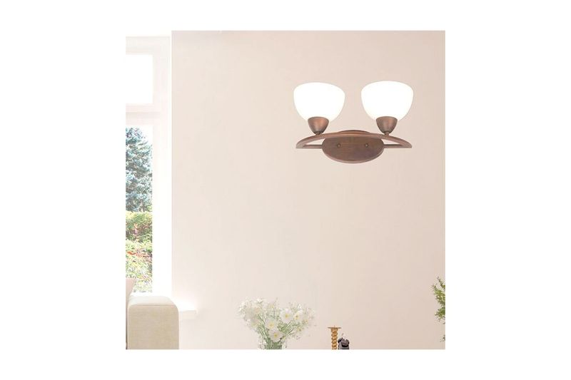 Lámpara pared Eliott chocolate 2 luz E27 60W Ikelite, instalada en pared blanca y encendida con pantallas blancas