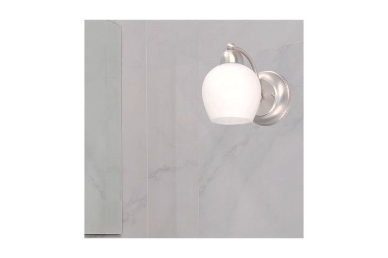 Lámpara pared Ariadna níquel satinado 1 luz E27 60W Ikelite, instalada en pared gris junto a un espejo
