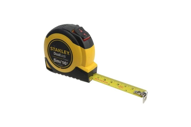 Cinta métrica Dual Lock Stanley de 5 mts y 19 mm, vista lateral con la cinta amarilla extendida