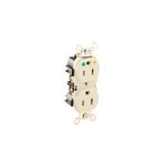 Toma hembra doble grado hospital tierra aislada 15 A 125 V marfil Leviton, vista frontal en ángulo con terminales metálicas