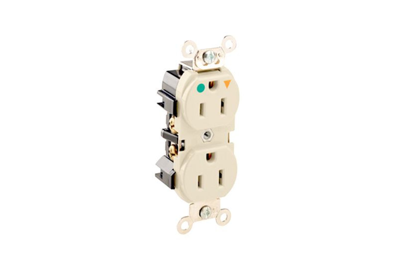 Toma hembra doble grado hospital tierra aislada 15 A 125 V marfil Leviton, vista frontal en ángulo con terminales metálicas