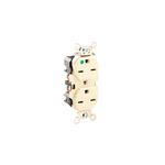 Toma hembra doble grado hospital tierra aislada 15 A 125 V marfil NEMA 6-15R Leviton, vista lateral en ángulo con terminales