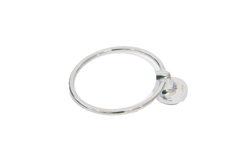 Toallero de argolla cromado Aqua Foset, vista lateral en ángulo que muestra la base circular y el logo de la marca