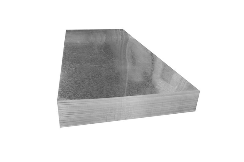 Zinc liso aluminizado calibre 26 4 pulgadas x 100 largo Alutech, pila de láminas metálicas vistas en ángulo diagonal