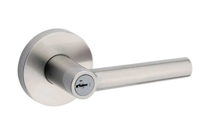 Cerradura manecilla entrada Milán satín níquel Kwikset, vista lateral de la manija con el cilindro de la llave visible